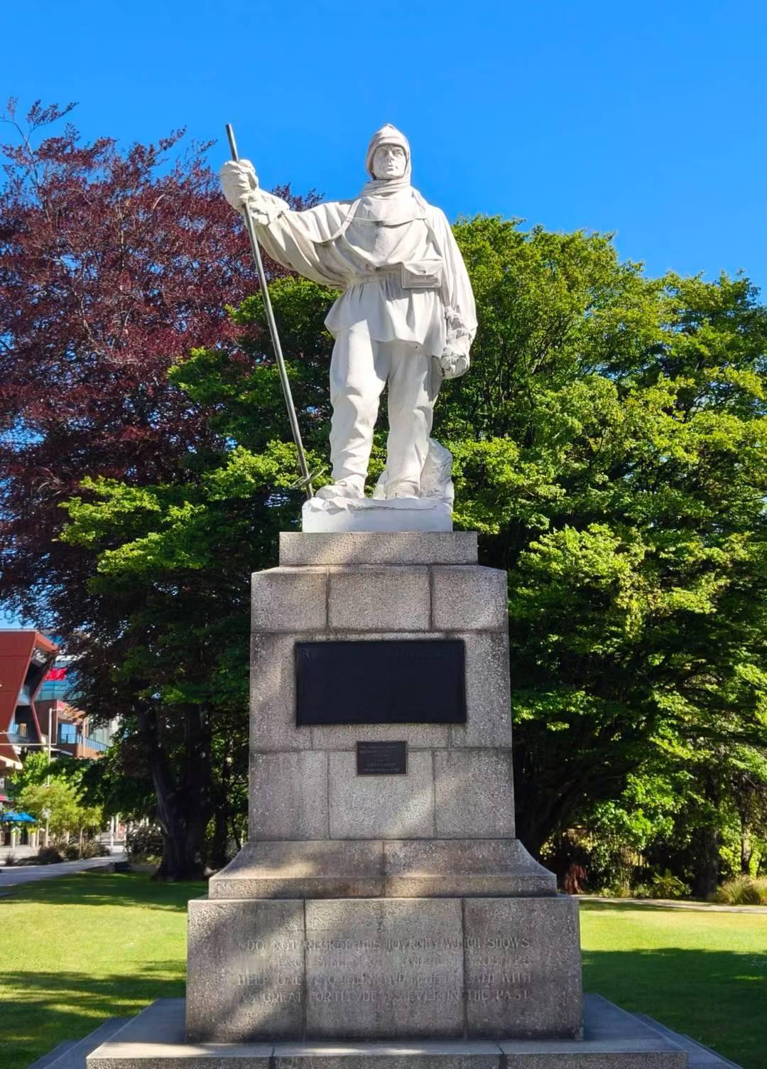 新西兰房车旅行，基督城是新西兰第三大城市，也是南岛的文化与交通枢纽。这座以“花