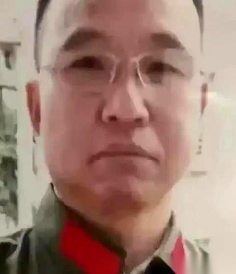 我跟你讲个事儿，真的，刚看到的，后背发凉。一个兵，在战场上被宣布牺牲了，装进了