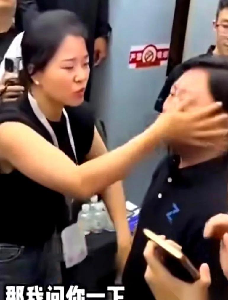 “谁家品牌没有死过人，”话音刚落，旁边他老婆地手闪电般伸过来，想捂住他的嘴，但晚