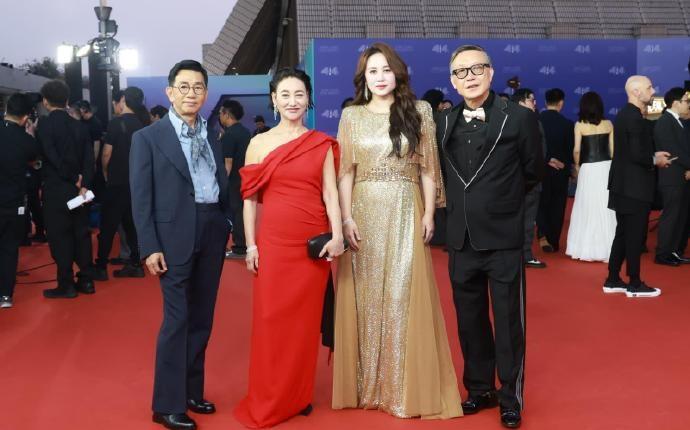 今天马丽和惠英红一起出席颁奖典礼，两位站在一起很有姐妹范儿，搭配的都很时尚。