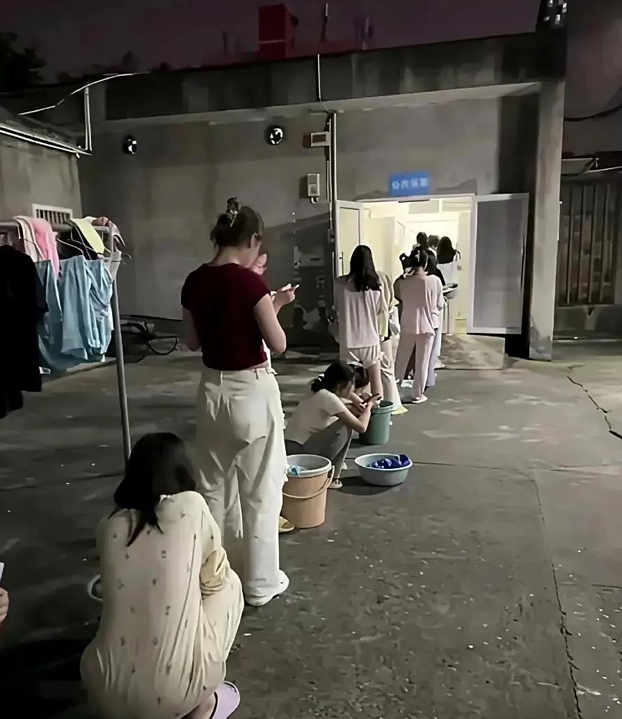 大学生这个点还在排队洗澡！