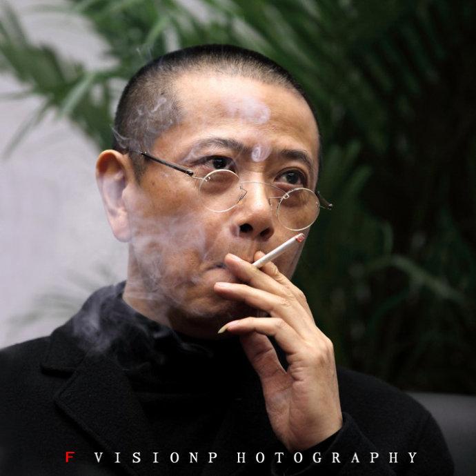 陈丹青他当年抹黑孔子，当代的一个知青。就那点学历。自己认为自己那点素描很牛逼。他