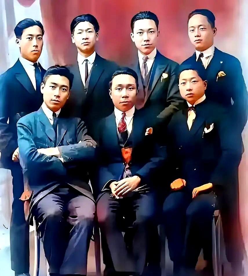 最近重看“留法七子”的老照片，我愣住了。本以为民国帅哥够多了，直到看见周总理