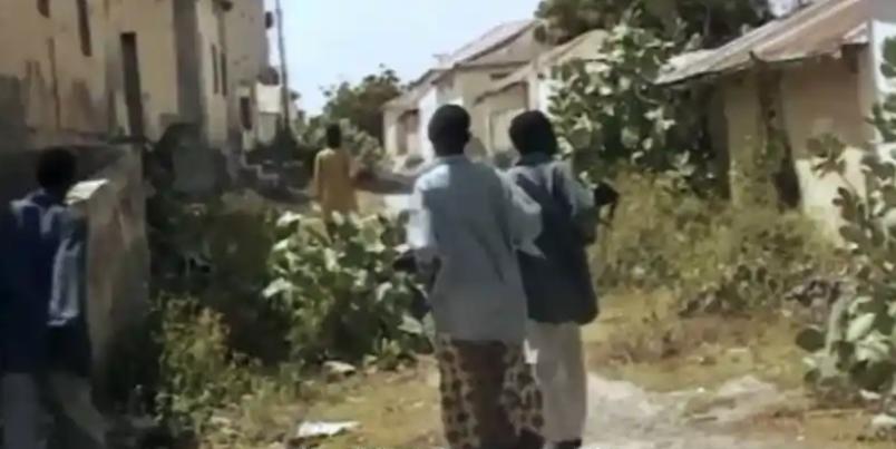 1991年1月，一群索马里武装人员突然冲进中国医疗队驻地，处境十分危险。危急时刻