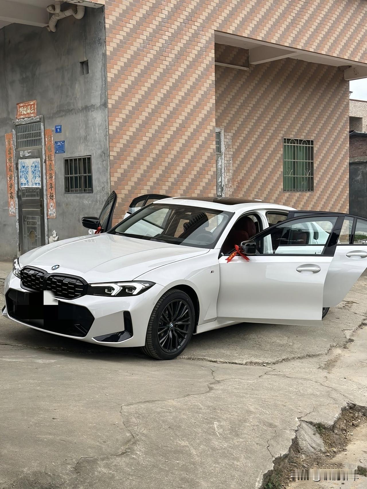 买车打脸充胖子的人多可笑。我大伯村的一个男的，年前贷款买了一个宝马，新车提回