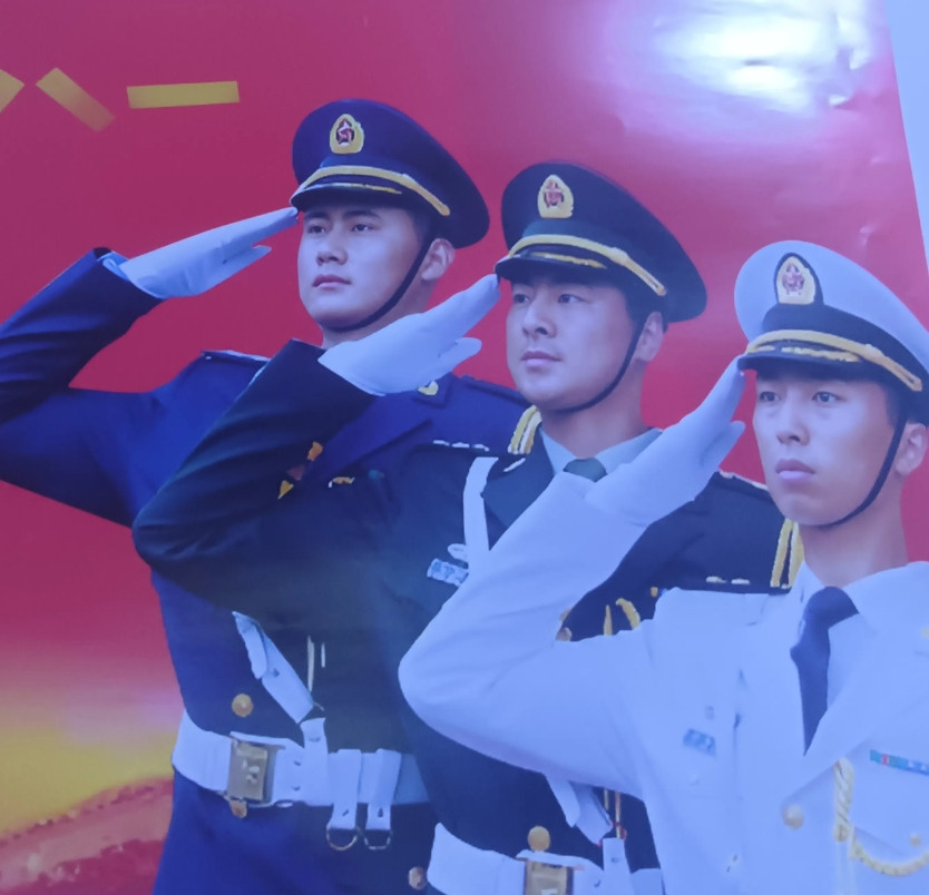 我新兵连的连长，居然和我这个15年的志愿兵一样，在打工挣生活费。我05年退伍回到