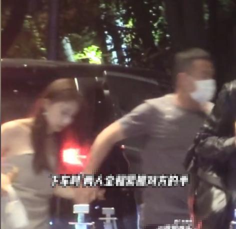 杨坤这算是官宣恋情了吧，不惧狗仔拍摄，大方牵着女孩的手，女孩神似李小冉。看到这