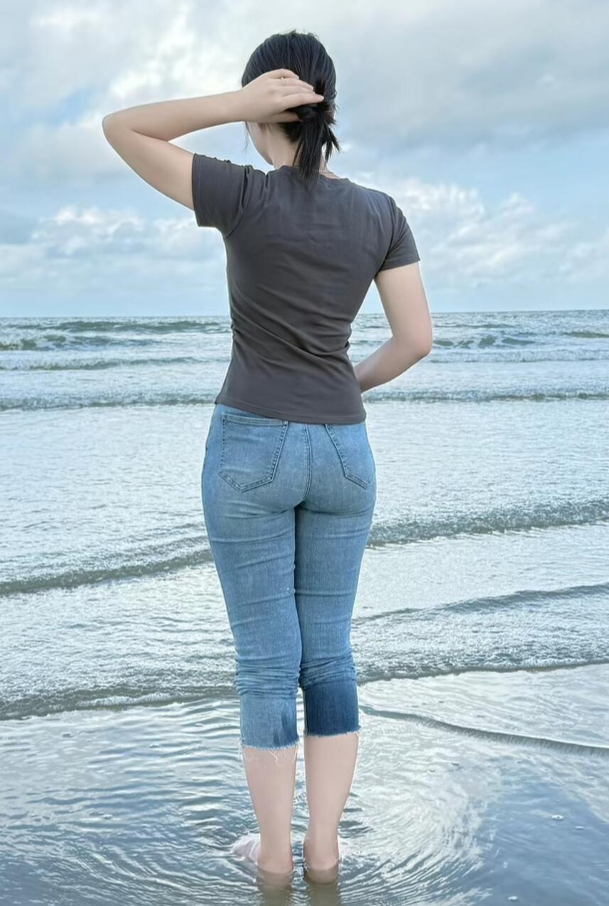 一大早陪表妹来海边玩。