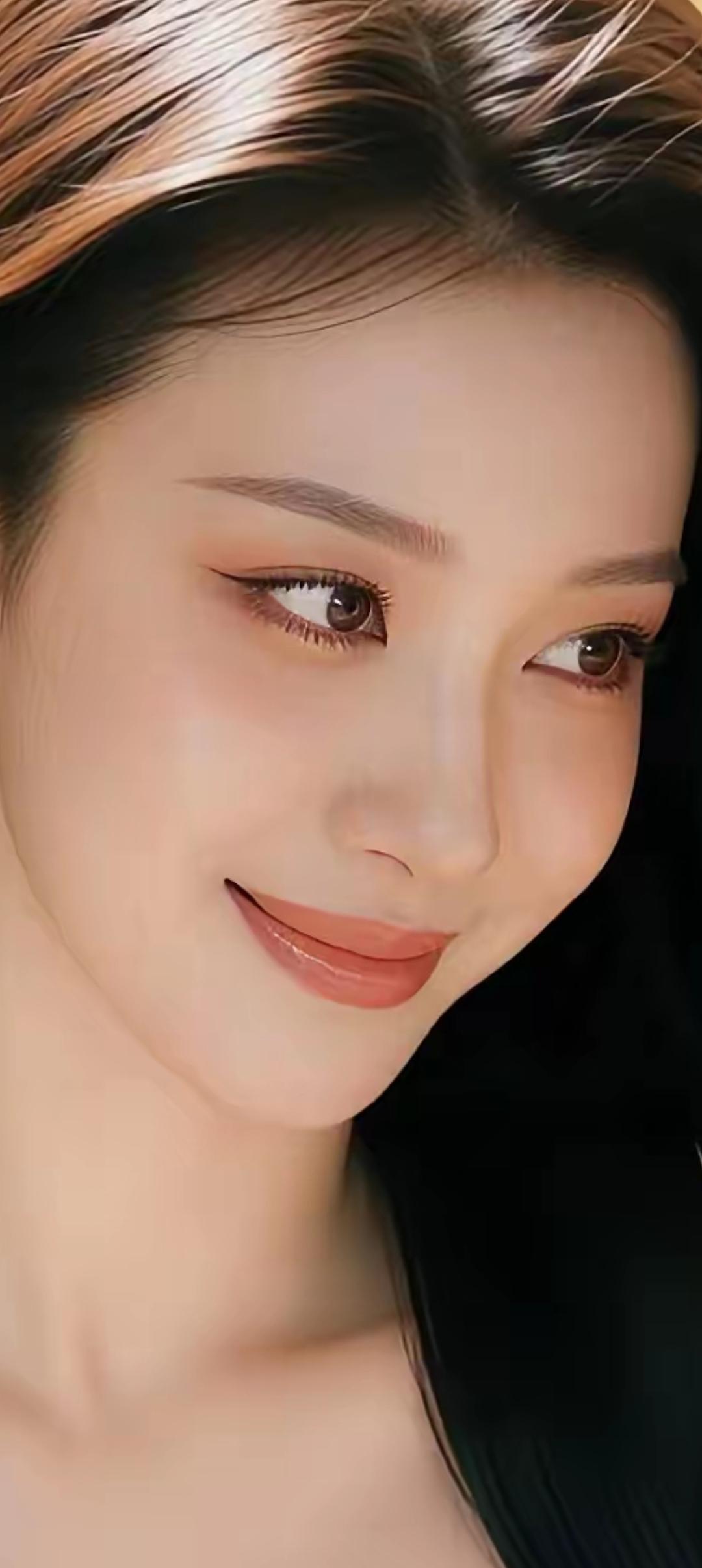 温柔微笑，自然妆容，散发迷人魅力！🌸💄😊