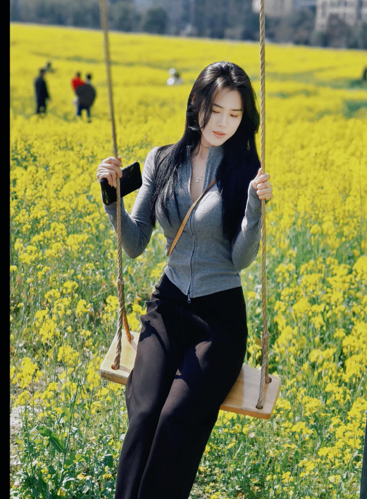 满屏的油菜花真的太治愈了🌼看着这一大片金黄，感觉最近所有的烦心事都瞬间被吹散