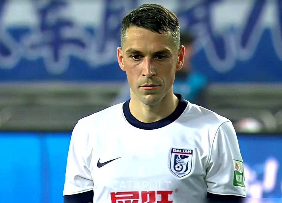 两场比赛狂丢9球！大连英博这赛季的开局，真是有点猛。李国旭把新来的斯坦丘当成