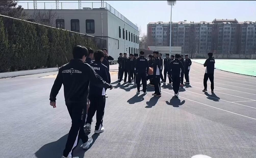 新鲜的王楚钦，还在太阳底下，真的好让人看的心里暖暖的，就是干劲十足！北京朝阳区