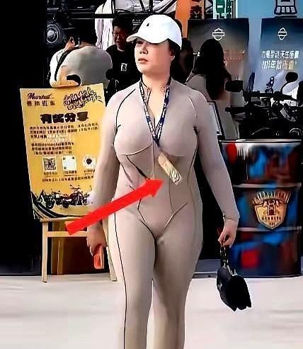 今天刷到一个新闻，给我气得血压都上来了！学校要开运动会，买了六十套演出服，便宜好