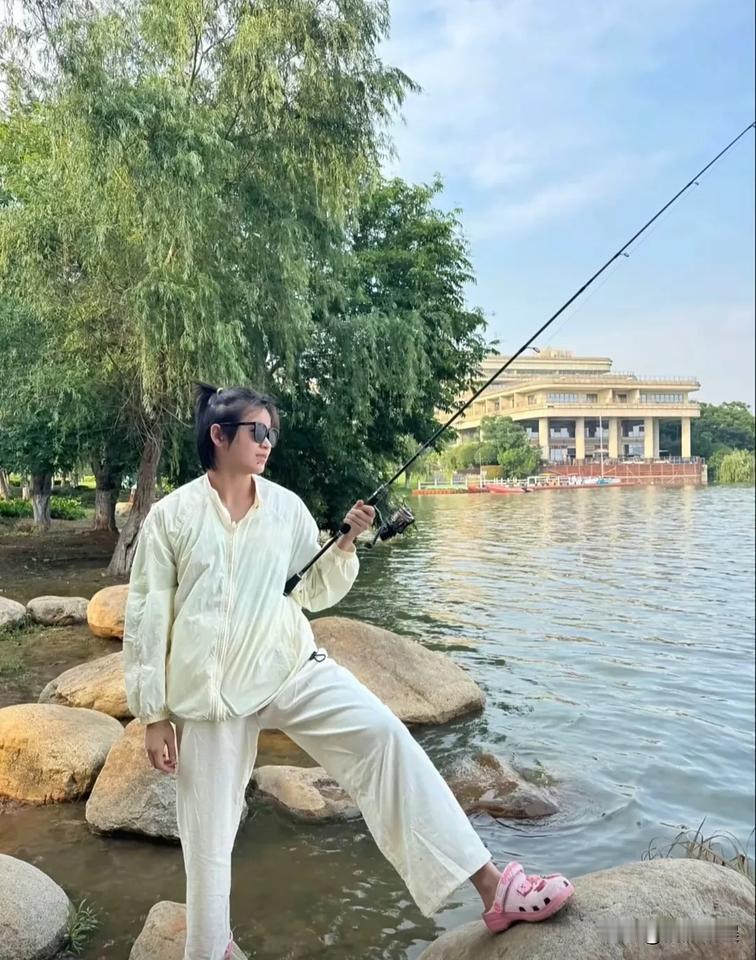 小歇一下时的生活就是那么舒服！全红婵看完比赛后，趁着假期，就跑去钓鱼了。头上扎