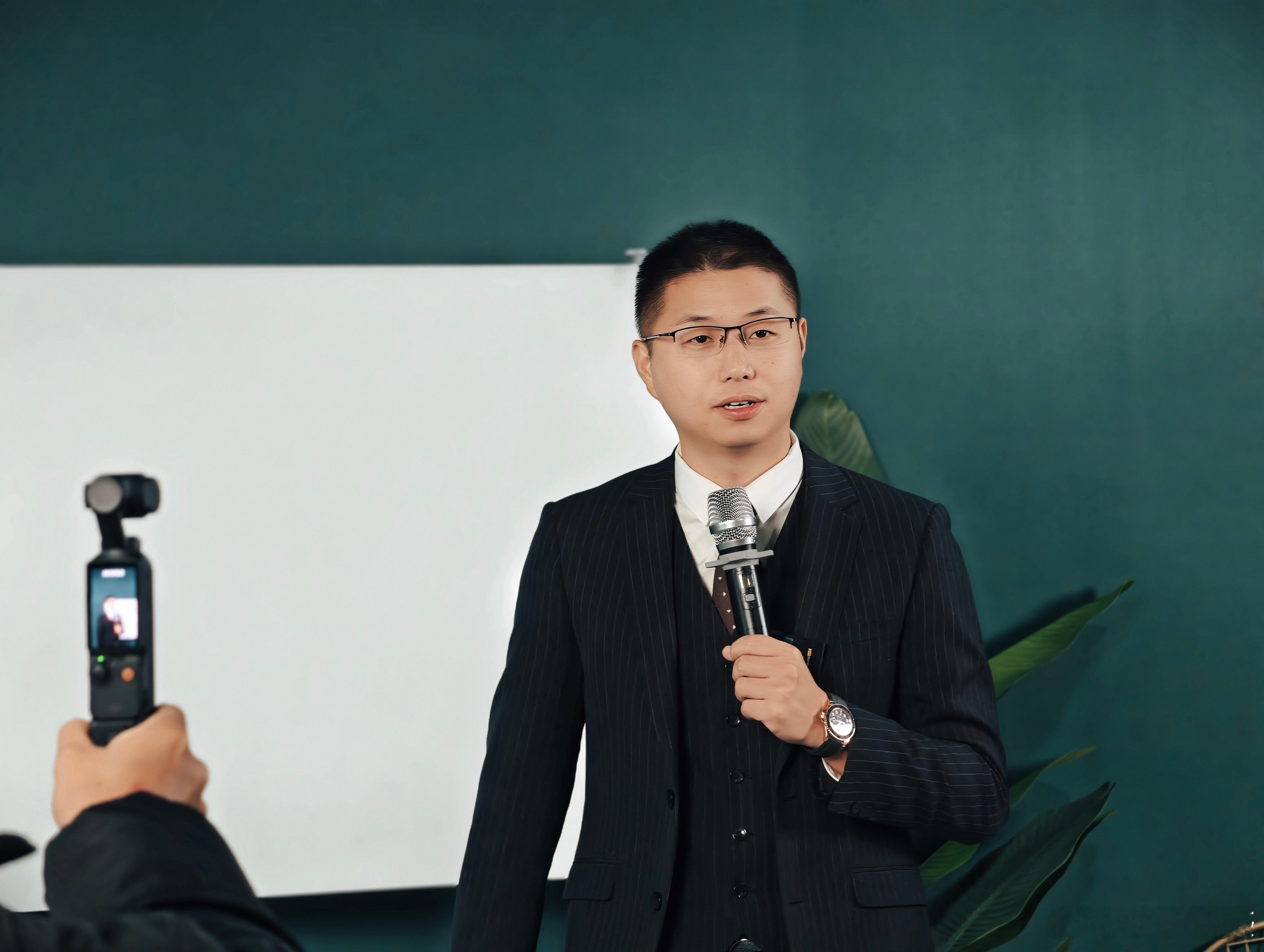 放下一个人最好的方式，不是拉黑和新欢，而是……我常常收到这样的私信：老师，我删了