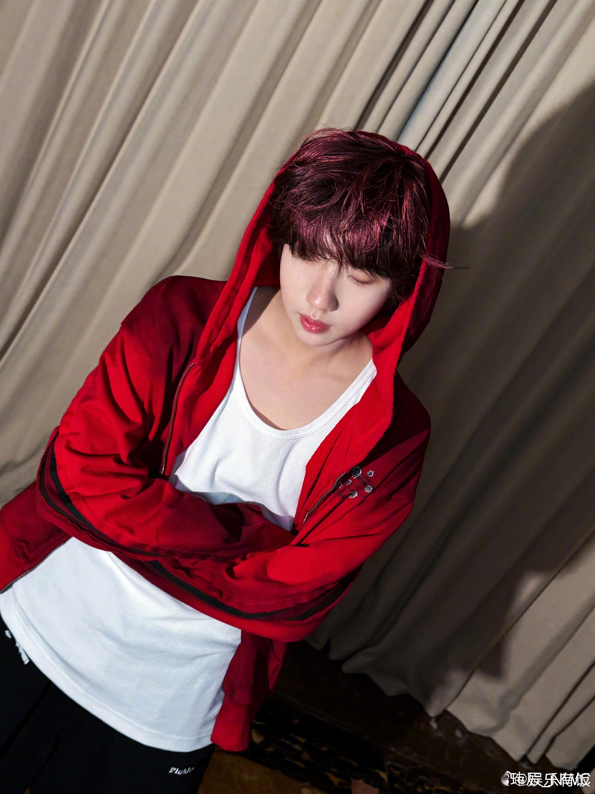 聂玮辰染红发晒红发造型！红卫衣搭配红发，又酷又少年感满满，连发微博都藏不住见面