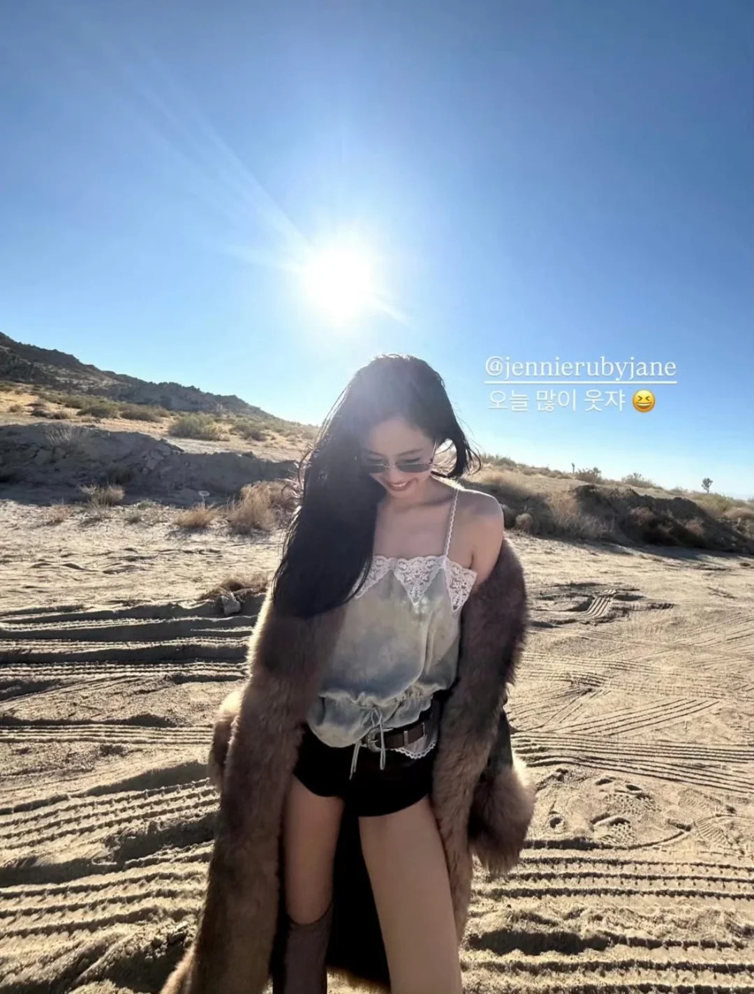 连更两张美照为JENNIE庆生的JISOO