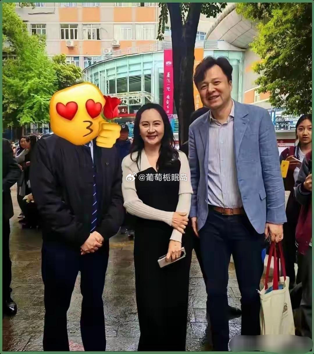 54岁孟晚舟和老公一起露面，穿件黑裙子气质大变，网友看完直呼：这就是嫁给爱情的样