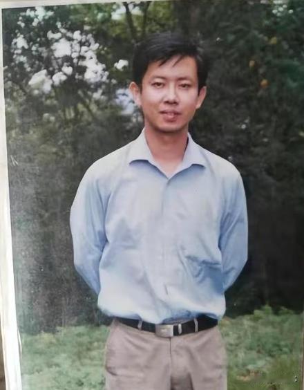 2019年一名乡镇执教19年的优秀教师，在亲吻过自己的一双儿女后，独自一人冒着濛