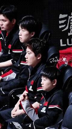 哈哈哈……这个画面看一次笑一次，就问王楚钦你服吗？王楚钦：那肯定是要听的。这股敢