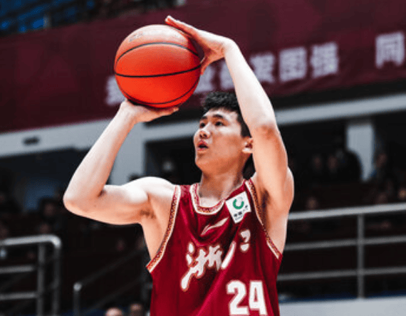 媒体人: 李悦洲体型现在还是太小了, 要把身体练强壮点