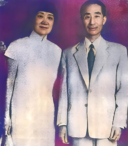 “宗，我想你，我朝朝暮暮想你，睡梦中也想你。”这是蒋碧薇写给情人张道藩的信，她给