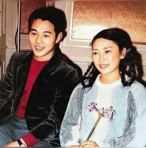 翻看李连杰的两仼妻子和他的4个女儿，你觉得他的前妻颜值高，还是现仼颜值高？4个女