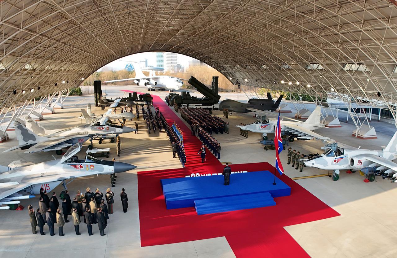 在11月28日朝鲜人民军空军成立80周年庆祝活动上，朝鲜空军展示一系列新型武器装