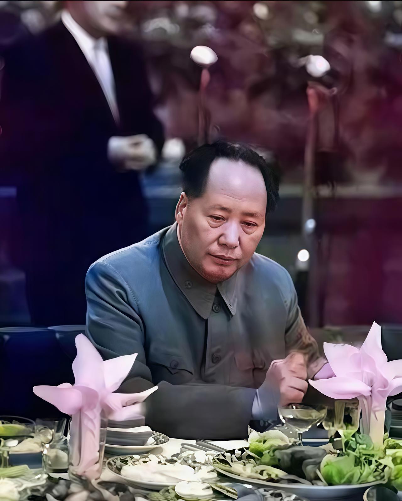 下图是毛泽东看到满桌子山珍海味时的抓拍图，从照片看来，他表情极其严肃，脸上似有愠