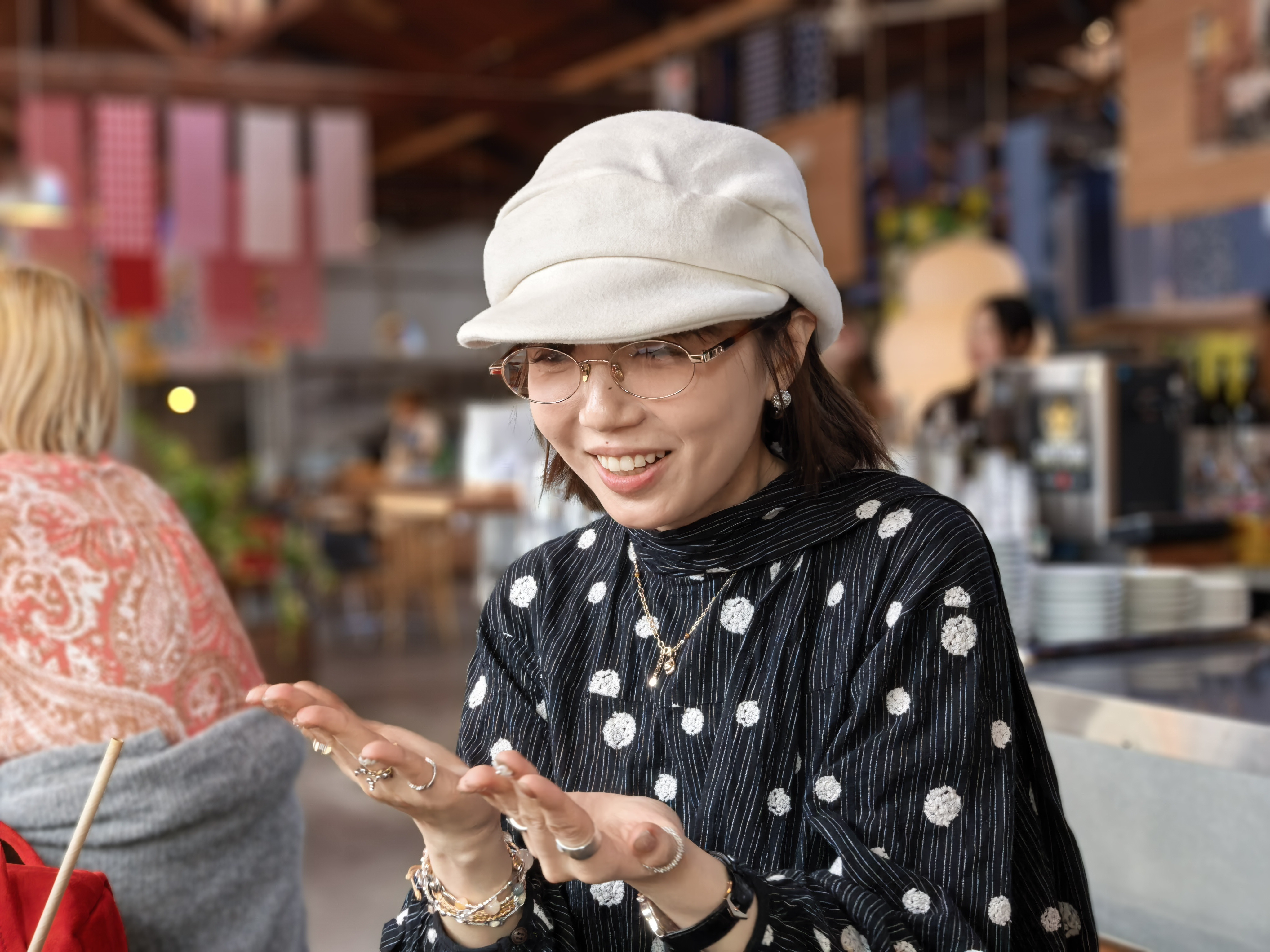 袁老师：给你表演一个《三折叠怎么折都有面》。（图片使用怎么折都有面第二代的人像模