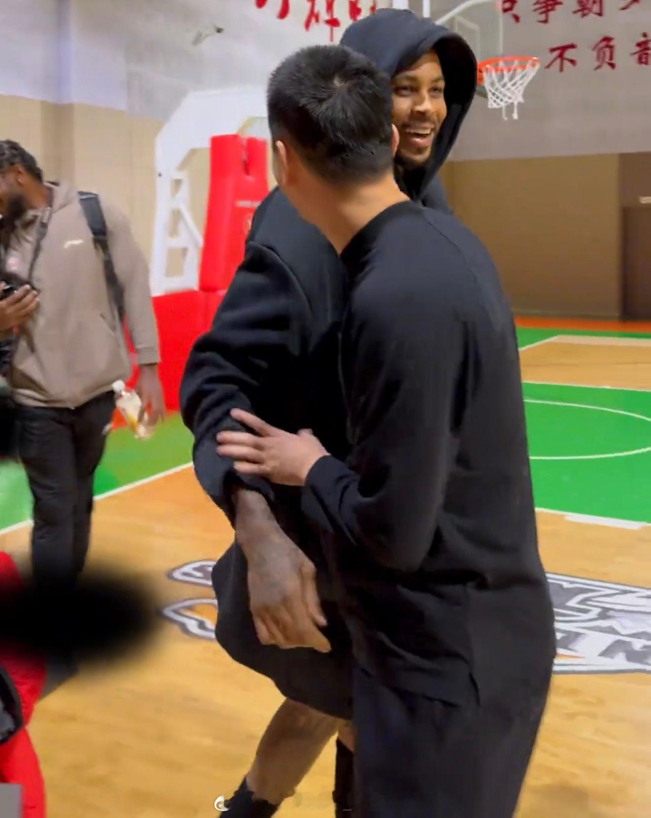 莫兰德这装扮，光腿穿风衣