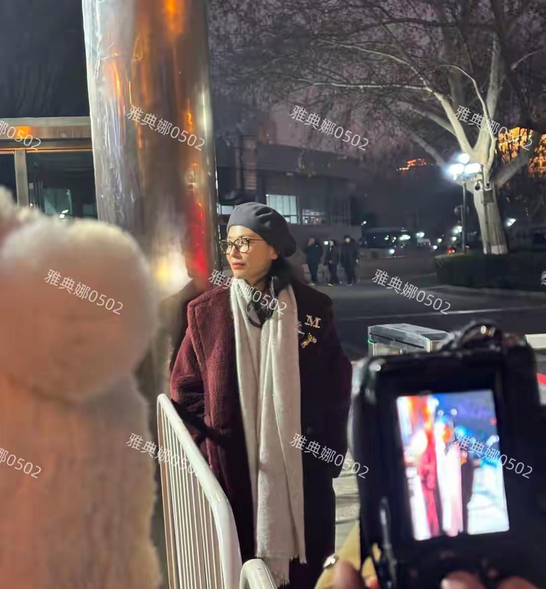 刘涛那张没P过的脸，像一记耳光，扇醒了多少活在美颜滤镜里的人。法令纹深陷，眼角