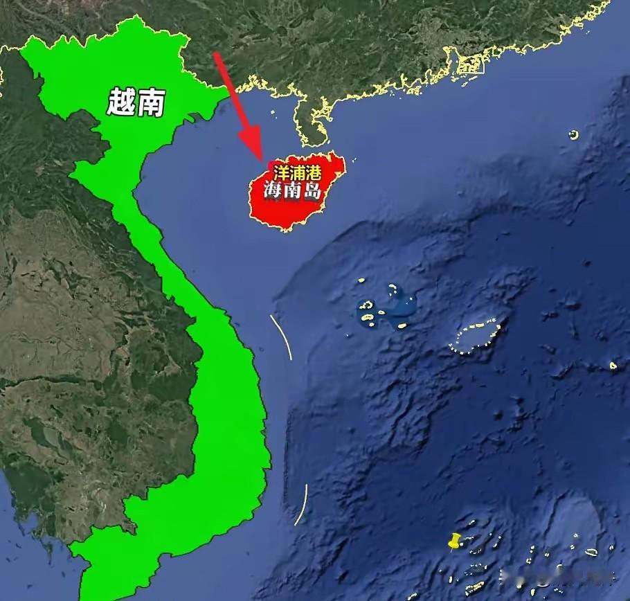 海南封关后，越南着急了？一艘越南籍货轮在海南洋浦港的夜色中加注保税燃油，比新