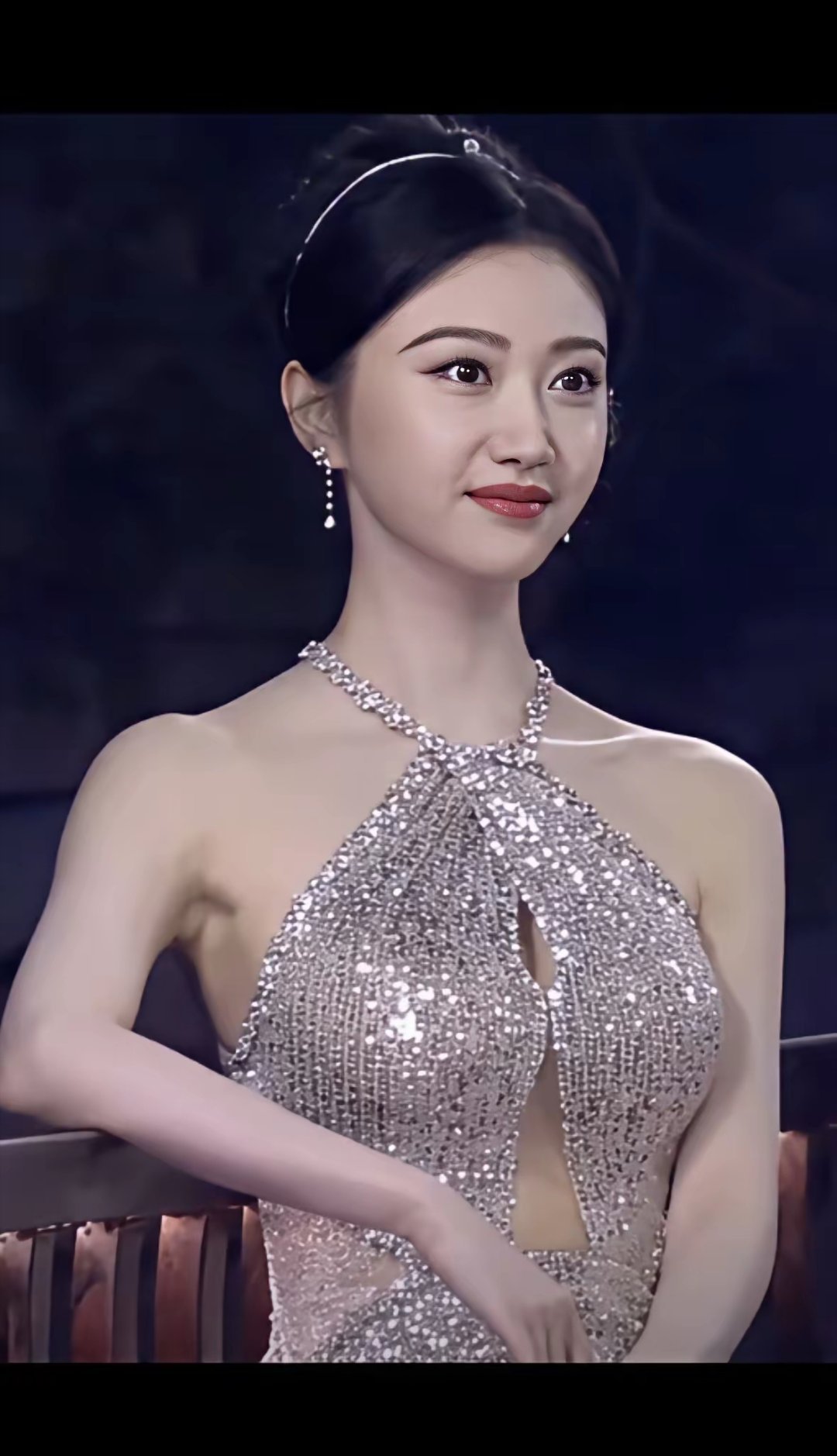 在中国，景甜这个长相，说她是第一美女一点都不为过！她不仅脸蛋漂亮，身材高挑，连三