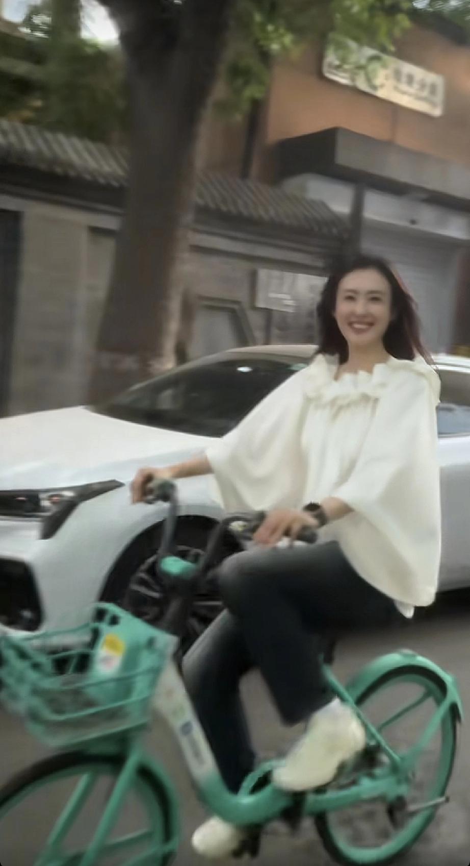 4月26日，兽兽参加完北京车展后独自一个人在北京的小巷子里面骑共享单车，笑得好奔