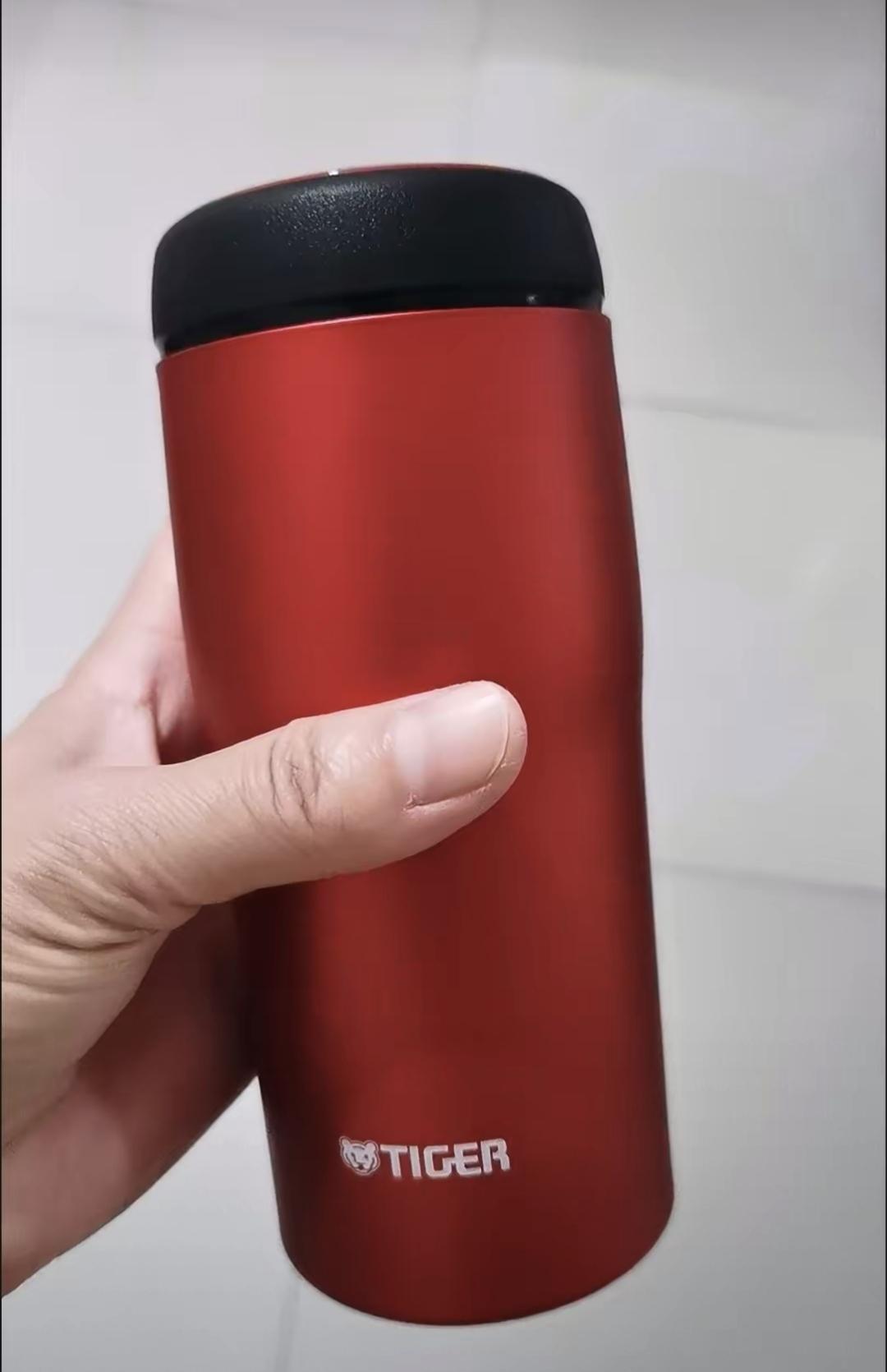 退休同事送我一只虎牌保温杯，我查了价格，才懂她为啥挑这个。不是多贵，但每处细节