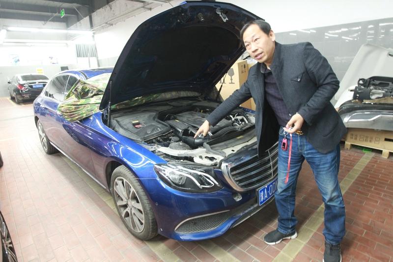 2026年5月18日，广东佛山一家洗车店发生了令人发指的事。奔驰车主洗完车后，故