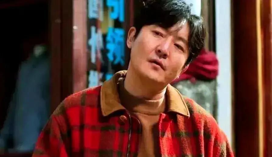 郭京飞又在片场怼王佳佳了。这次是嫌她咖啡买得太甜。旁边人捏把汗。王佳佳翻个