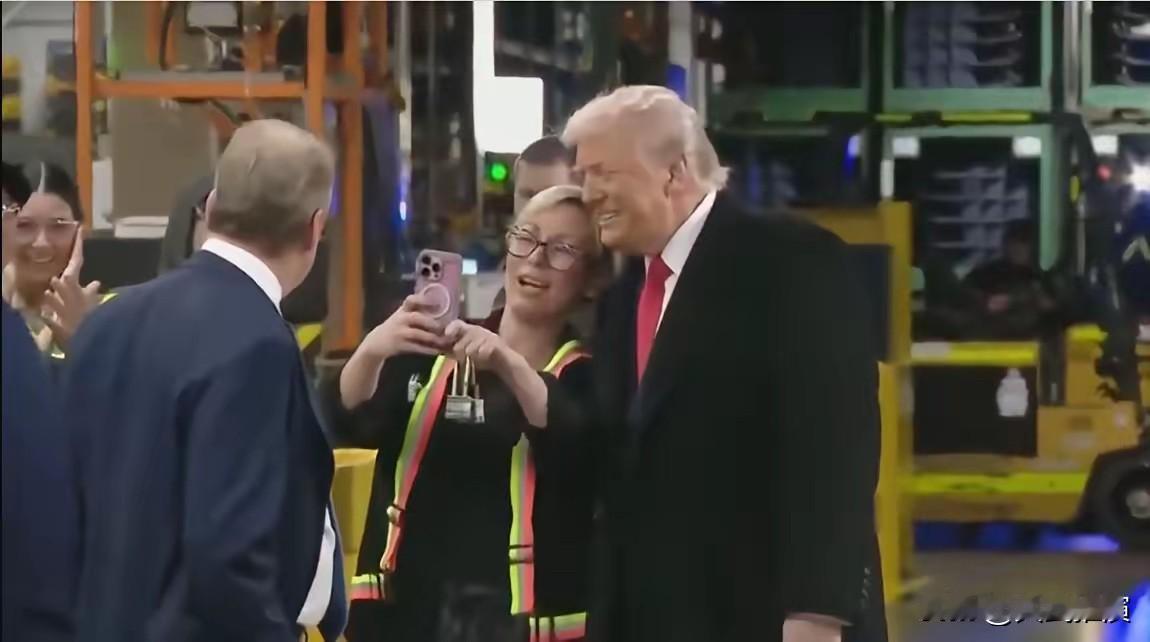 特朗普参观福特工厂，现场太有意思了！1月13号，特朗普去了福特汽车底特律工厂。