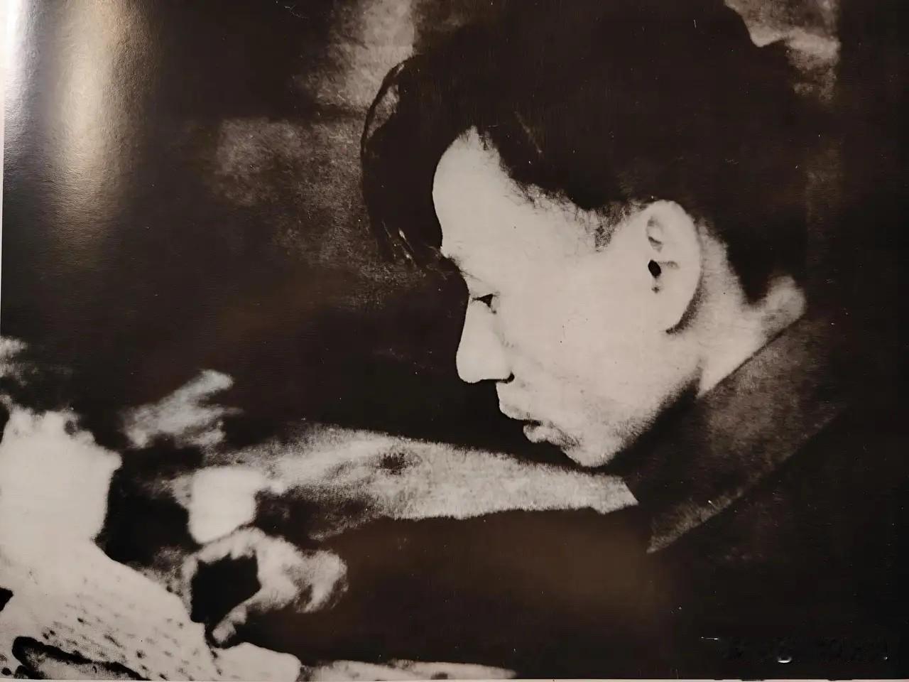 这张珍贵老照片你一定没见过！这张老照片拍摄于1921年8月，一位年仅23岁的