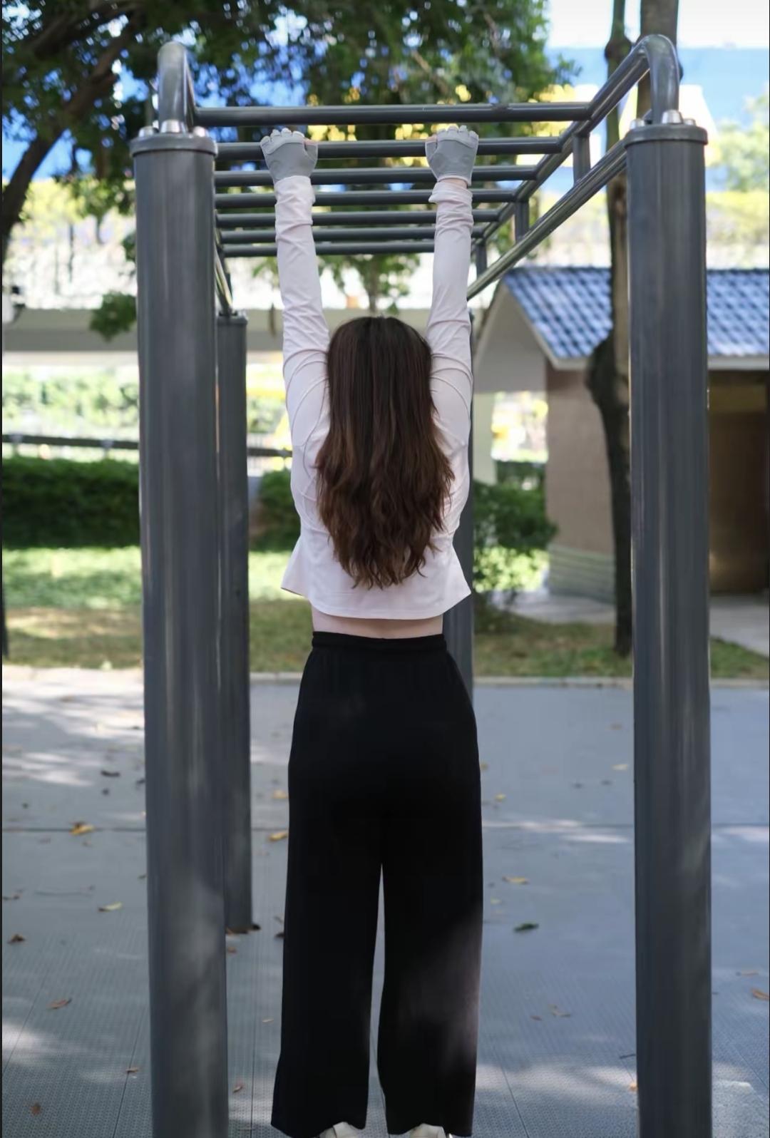 腰椎检查单上写着三四节膨出第五节突出,疼得整晚都睡不着。住院三个月试遍针灸按摩烤