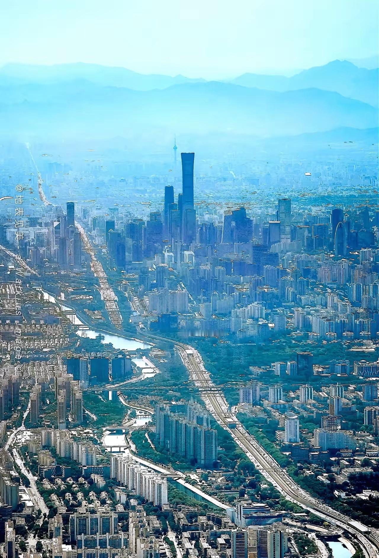 北京这种地理位置，原本不适合建立超大型都市。事实上古代北京城最开始目的仅是守卫边