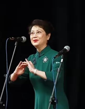 虽然两人不是一代人。但是李胜素的颜值，气质，唱功，都比李维康更胜一筹。