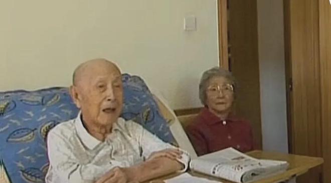2008年冬，钱学森正在读报纸。突然，他对前来探望自己的儿子钱永刚说：“我想在这