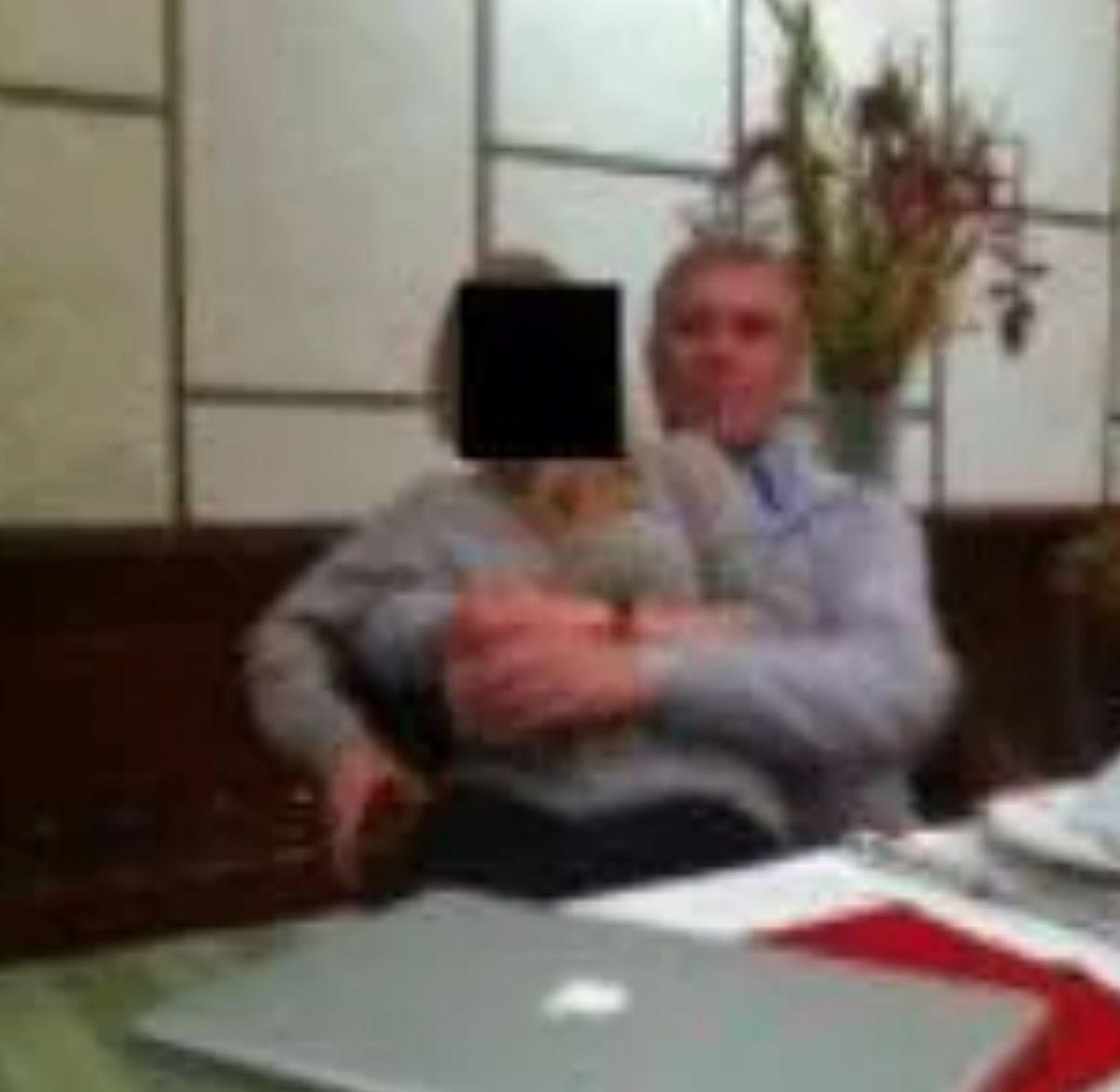 安德鲁王子真是越挖越有，近日又被爆出一张大尺度照片：怀里紧紧抱着一个女子坐在