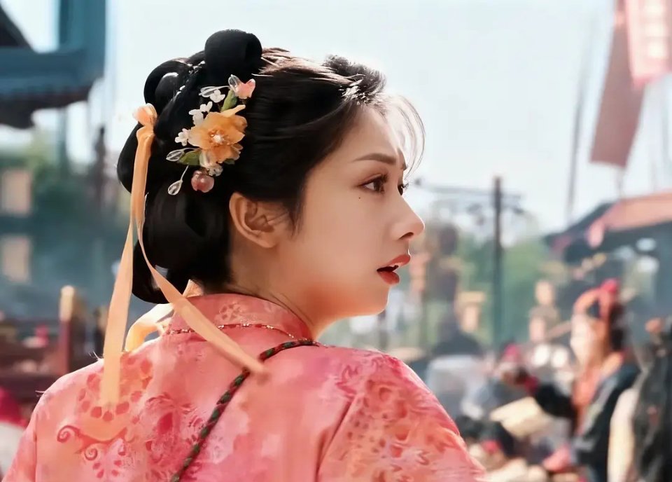 她不太适合古装打扮………长相挺现代的。，，，虽然但是长得好像猪猪侠，，，​​​