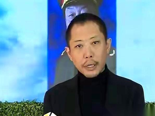 一张全家福，最怕的就是有一天，再也凑不齐里面的人了。看翟小兴那胡子拉碴的样子，