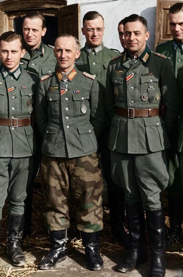 二战期间，东线战场，德军众将军合影，居中那位身材矮小的德国陆军中将，大家认出来是