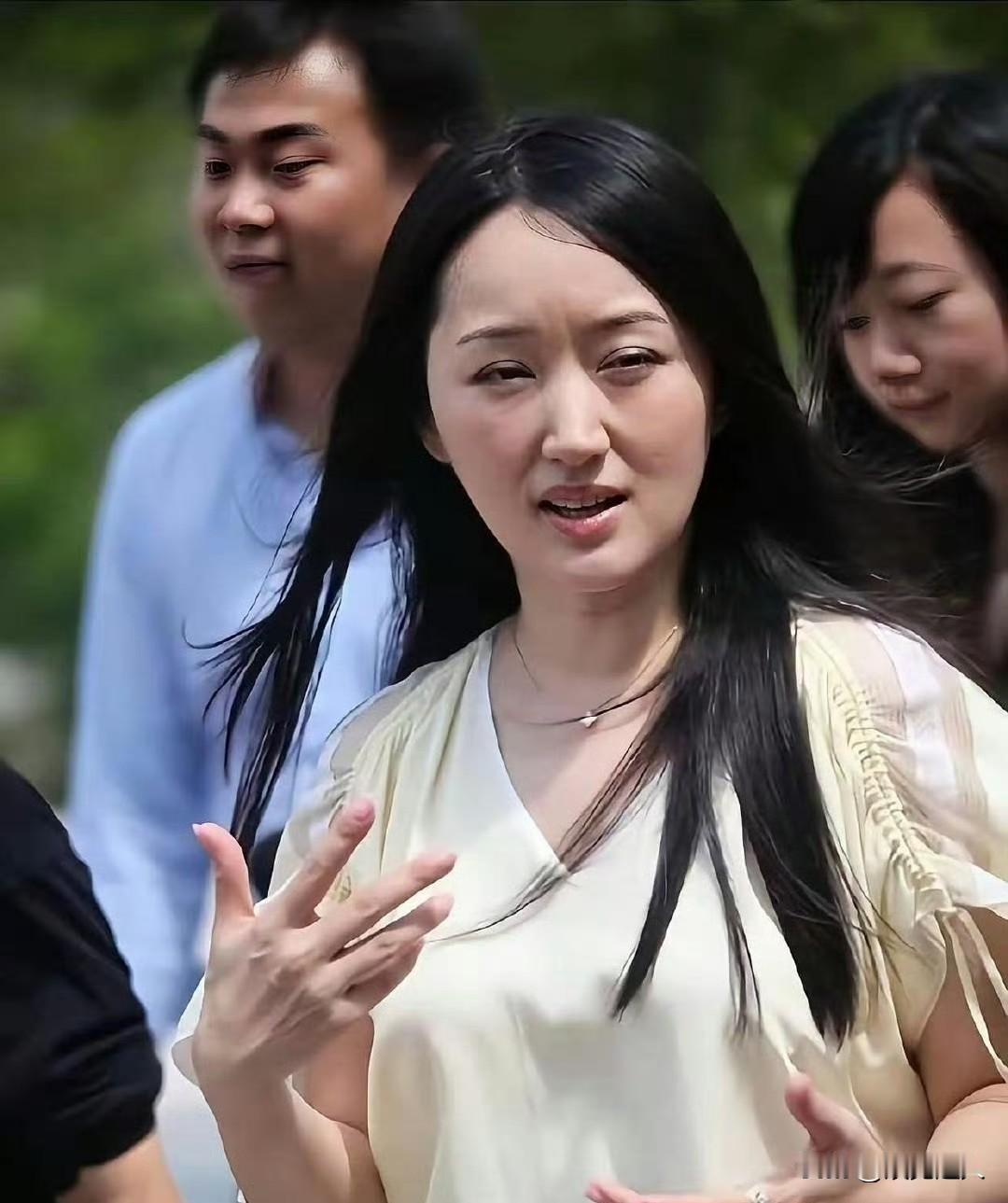 50多岁的杨钰莹保养得是真好，额头饱满，皮肤白嫩，一点皱纹都没有。不过看她的淡妆