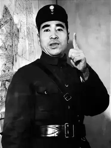 大家看看这张照片，一张不多见的照片，我们从这位军人穿的服装、戴的帽子知道，